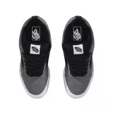 Championes Vans modelo Knu Skool, de diseño retro con estética chunky. Confeccionados en gamuza gris con detalles en negro, presentan la icónica banda lateral acolchada y una suela de goma blanca con plataforma.