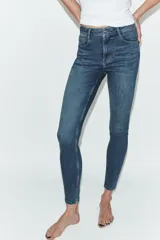 Jeans de corte skinny y tiro alto, confeccionados en tejido super elástico. Presentan diseño clásico de cinco bolsillos, cierre frontal con cremallera y botón metálico.