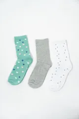 Pack de tres pares de medias de caña media, con diferentes diseños: un par color verde agua con corazones rosas y azules, un par gris liso y un par blanco con estrellas rosas y azules.