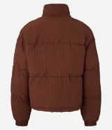 Campera marrón de poliamida con textura cuadriculada, corte boxy, cuello alto, cierre frontal con cremallera, bolsillos laterales y puños elásticos.