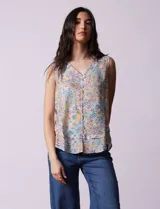 Blusa de gasa marca Zac & Rachel sin mangas con estampado paisley y floral. Posee escote en V, cierre frontal con botones y detalle de volado en el ruedo.
