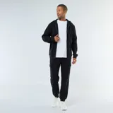 Pantalón de jogging negro con bolsillos cargo laterales y tobillos ajustados con elástico.