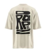 Remera de algodón color beige claro, corte relajado y estructura firme. Presenta un estampado gráfico grande y abstracto en negro en la espalda, con la inscripción "PARTNER EST. 2025" en la parte inferior derecha.