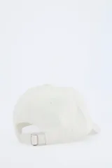 Gorra de béisbol color beige con visera curva, ojales bordados para ventilación y ajuste trasero.