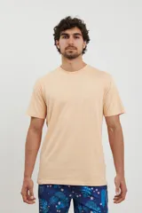 Remera de cuello redondo y manga corta, confeccionada en tejido de algodón pesado.