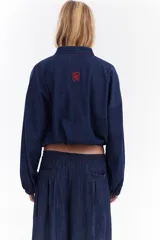Blusa de denim liviano, estilo oriental con cierre frontal de lazos y costuras a contratono.