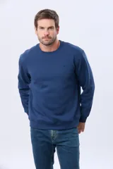 Buzo deportivo de cuello redondo con interior en micropolar y logo bordado al tono en el pecho.