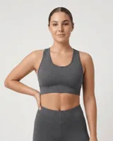 Top deportivo sin relleno de bretel ancho, color gris oscuro jaspeado.