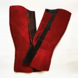 Polainas de lana afieltrada teñida artesanalmente y estampada.