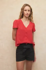 Short verde militar de algodón con cintura alta, lazo decorativo en la cintura y bolsillos laterales.