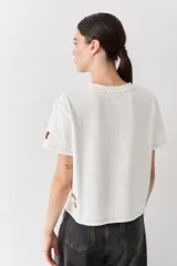 Remera de cuello redondo y manga corta en color blanco, con costuras a contratono y logo de la marca estampado en el pecho.