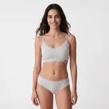 Soutien tipo top color gris melange, confeccionado en tejido acanalado con detalles de puntilla en el escote y la base. Cuenta con tirantes finos regulables.