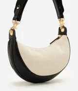 Cartera tipo shoulder de diseño curvo y estructura mediana, confeccionada en tejido texturizado con detalles en material sintético negro. Cuenta con cierre superior y correa ajustable y desmontable.