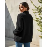 Campera de corderito color blanco, con cuello alto, cierre frontal completo y un bolsillo en el pecho con cierre.