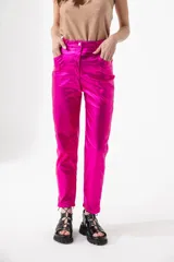 Pantalón de vestir azul eléctrico con acabado brillante, corte recto y tiro alto.