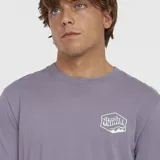 Remera manga corta color violeta con estampado del logo de la marca en el pecho.