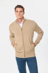 Campera tejida de algodón color azul marino, de diseño clásico con cuello alto y cierre frontal.