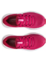 Championes de running Under Armour modelo Charged Surge 4, color fucsia con suela blanca. Presentan parte superior de malla transpirable con refuerzos sintéticos, amortiguación Charged Cushioning en la entresuela y logo de la marca en el lateral.
