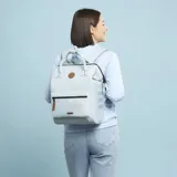 Mochila Cabaia Adventurer Puntarenas de 23 litros, color celeste, con sistema MOLLE, compartimento acolchado para laptop de 13 pulgadas, correa para sujetar a la maleta y tirantes acolchados antitranspirantes. Fabricada con materiales veganos e impermeables.