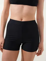 Short de baño de tiro medio, color negro, con calce cómodo y cobertura total.