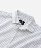 Camisa de manga larga con diseño de rayas verticales, cuello clásico y cierre frontal con botones. Confeccionada en una mezcla de algodón, poliamida y elastano, presenta una estampa gráfica en la espalda con la frase Echoes of a Restless Beat.