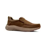 Zapato casual tipo slip-on de cuero color marrón, con costuras decorativas a la vista y suela de goma ergonómica en tono beige.