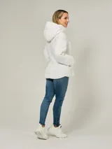 Campera ligera acolchada de la marca Tommy Hilfiger, con diseño de costuras en diagonal. Presenta cuello alto con capucha ajustable mediante cordones, cierre frontal de cremallera y dos bolsillos laterales también con cierre.