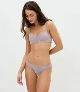 Kit de dos bombachas modelo bikini confeccionadas en microfibra lisa con detalles de encaje en los laterales y la parte posterior. Cuentan con forro interno de algodón y cintura suave.