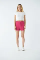 Short negro de poliéster con cintura elástica, cordón ajustable y bolsillos laterales.