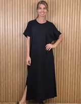 Vestido largo negro de corte holgado y diseño tipo remerón, con mangas cortas y cuello redondo.