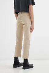 Pantalón de jean color crudo, corte flared con terminación desflecada.