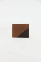 Billetera combinada de cuero en tonos marrón y tostado, con detalle de costuras cruzadas y bajo relieve de la marca. Cuenta con interior con reparticiones y forro de algodón.