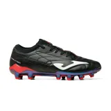 Championes de fútbol Joma modelo Evolution 2601, color negro con detalles en rojo y suela iridiscente. Presentan un diseño con sistema de ajuste tipo calcetín en el tobillo, refuerzo en el talón y tapones para césped natural.