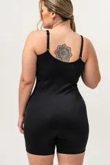 Mono modelador color piel, confeccionado en lycra, con breteles elásticos regulables y nivel de contención medio.