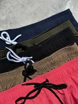 Short de baño azul marino de secado rápido.