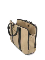 Maletín Hush Puppies modelo Helston Bag, color beige con detalles en negro. Cuenta con doble asa de mano, tiras frontales con el logotipo de la marca impreso, bolsillo frontal con broche y cierre superior.
