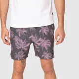 Short de baño con estampado de palmeras en tonos violeta sobre fondo gris oscuro. Cuenta con cintura elástica, cordón ajustable y bolsillos laterales.