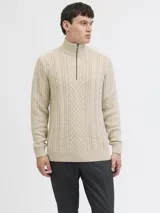 Sweater tejido de punto con diseño de ochos, color beige, con cuello alto y cierre frontal parcial.