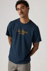 Remera Levi's de corte relajado, color azul marino, con cuello redondo, mangas cortas y estampa frontal con la inscripción "Levi Strauss & Co. Genuine Goods" en tono dorado.