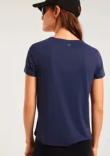 Remera deportiva de manga corta y cuello redondo, color azul marino, diseñada para entrenamiento con protección UV.