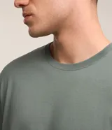 Remera basica masculina Marfinno de corte comfort, confeccionada en algodon peruano de color azul marino, con cuello redondo y mangas cortas de diseño liso.