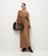 Vestido midi de punto con cuello redondo, mangas largas y falda evasé. Confeccionado en tejido de viscosa, poliéster y poliamida.