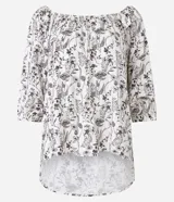 Blusa blanca con estampado floral negro, escote hombro a hombro y mangas 3/4 abullonadas.