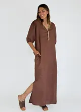 Vestido largo color marrón, con escote en V, mangas cortas abullonadas y corte holgado.