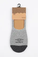 Medias invisibles deportivas Umbro de color gris melange, con puntera y talón en gris oscuro y el logo de la marca estampado en el empeine.