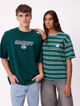 Remera de corte holgado color gris melange, con mangas raglán y estampado frontal con el logo de la marca Rusty en tonos azul y rojo.