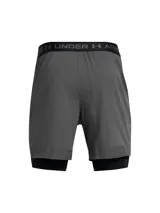 Shorts deportivos Under Armour Vanish Woven 2in1 color gris, con short de compresión interior negro incorporado, bolsillos laterales abiertos y tejido ultraligero y elástico de secado rápido.