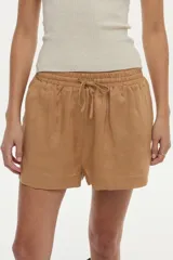 Short de lino color marrón, con cintura elástica con cordón de ajuste y bolsillos laterales.