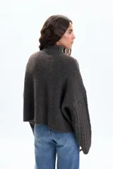Polera de punto con diseño de textura fantasía, corte crop y cuello alto. Presenta mangas largas con puños acanalados y un calce holgado.