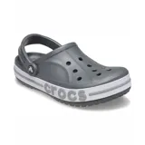 Zuecos Crocs modelo Bayaband color azul marino, con banda blanca y línea roja en la suela que incluye el logo de la marca en letras rojas.